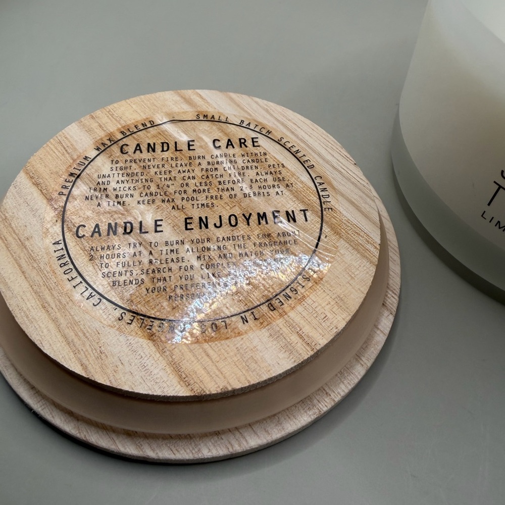 Sandalwood Shea Butter + Tonka Bean Candle - Picture 4 of 4